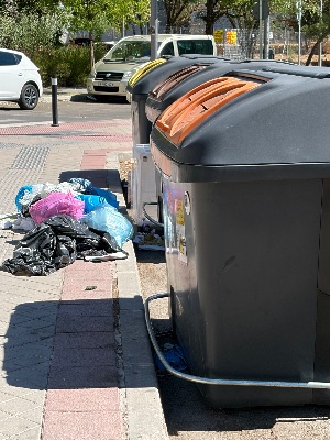 Contenedor desbordado en Hortaleza