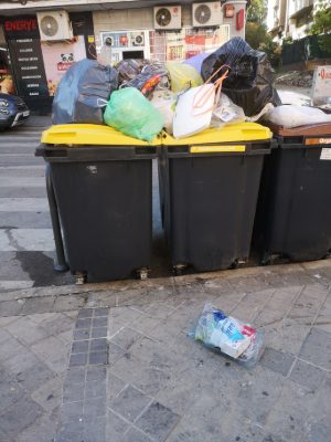Contenedor desbordado en Latina