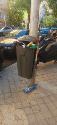 Papelera desbordada en Moncloa-Aravaca