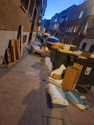 Enseres abandonados en Puente de Vallecas