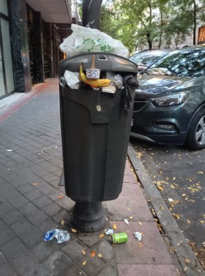 Papelera desbordada en Salamanca