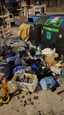 Contenedor desbordado en Tetuán