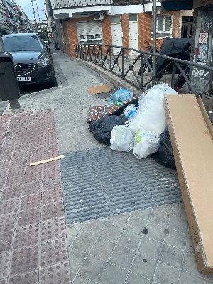 Enseres abandonados en San Blas-Canillejas