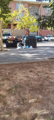 Contenedor desbordado en Usera