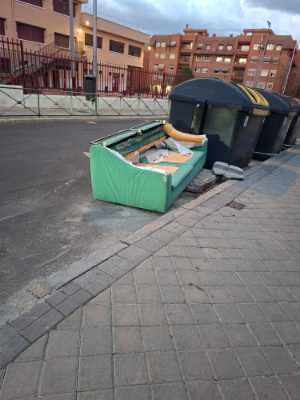 Enseres abandonados en Barajas