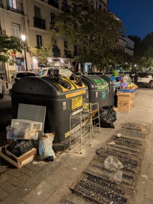 Contenedor desbordado en Centro