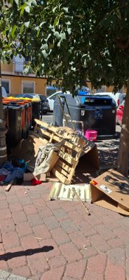 Enseres abandonados en Villa de Vallecas