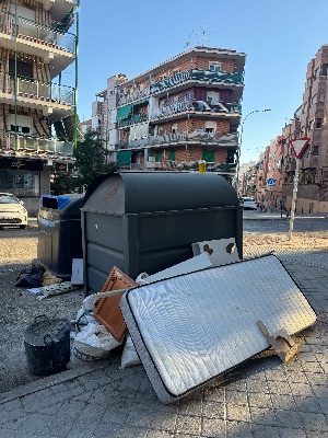 Enseres abandonados en Ciudad Lineal