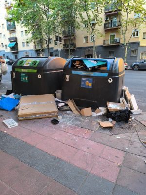 Contenedor desbordado en Arganzuela
